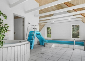 Pool activity house for 16 people, Bogø By